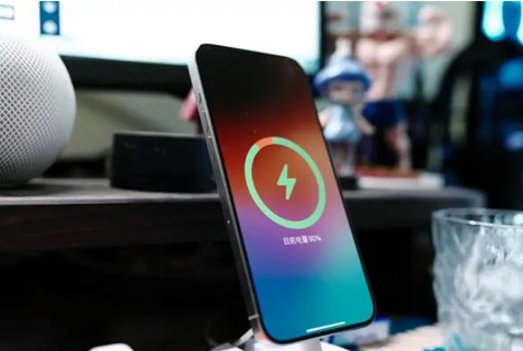 板芙镇苹果15换屏服务分享用什么充电器给iPhone15充电更好 